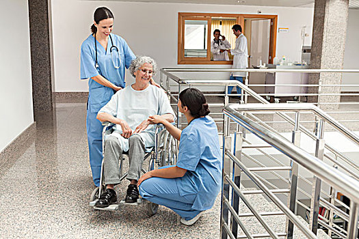 两个,老太太,轮椅,医院,走廊