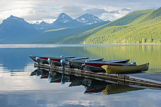 停泊,船,麦克唐纳湖,冰川国家公园,蒙大拿,美国