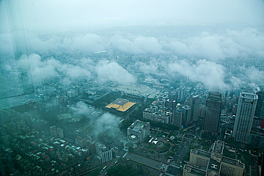 台湾台北市105大厦上眺望云雾中的台北市景