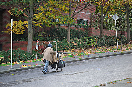 老人,推,购物车,街道,温哥华,不列颠哥伦比亚省,加拿大