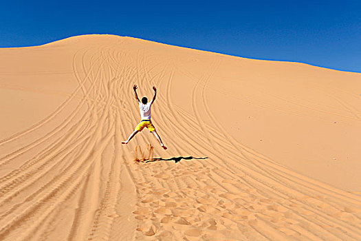 男人,跳跃,沙子,沙丘,州立公园,靠近,犹他,美国