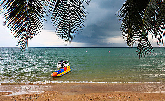 丹绒亚路海滩,大海,沙滩,游船,椰树,乌云,风光