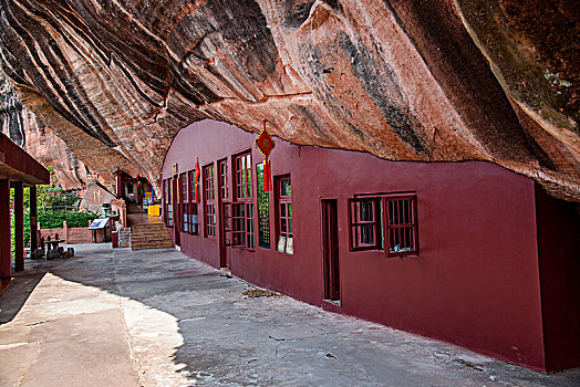 广东韶关丹霞山中国红石公园锦石岩寺院