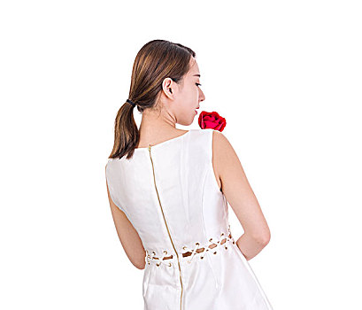 穿着白色裙子的年轻女人和一朵红玫瑰