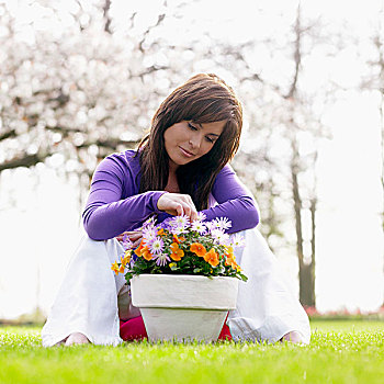 女人,草地,容器,银莲花,三色堇