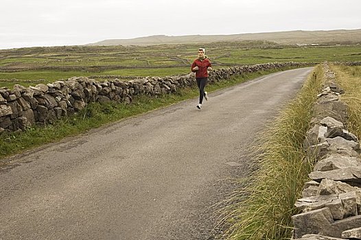 女人,慢跑,阿伦群岛,戈尔韦郡,爱尔兰