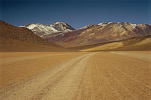 玻利维亚,山,荒芜,挨着,盐湖,乌尤尼盐沼,风景,南美,西南方,安第斯山,自然,高地,雪,积雪,沙子,街道,巷道,干燥,干旱,热