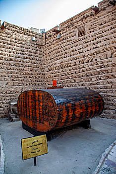 迪拜文化博物馆城堡内展示民间生活用水箱,火炮和房屋