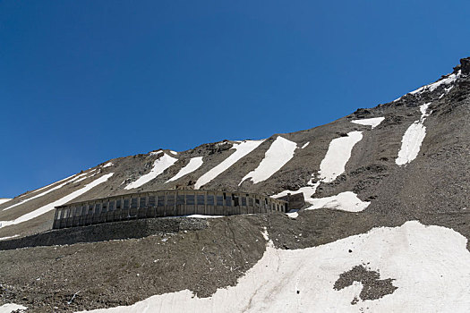 中国新疆夏季蓝天白云下g217独库公路沿途雪山草地