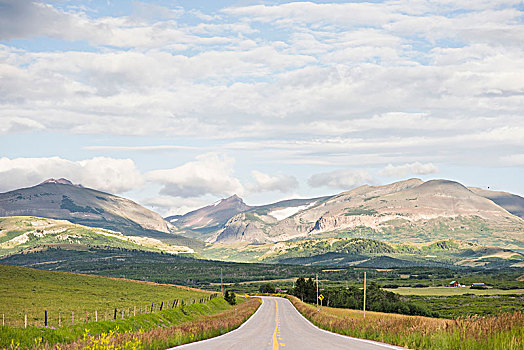 风景,乡村道路,山谷,棕褐色,蒙大拿,美国