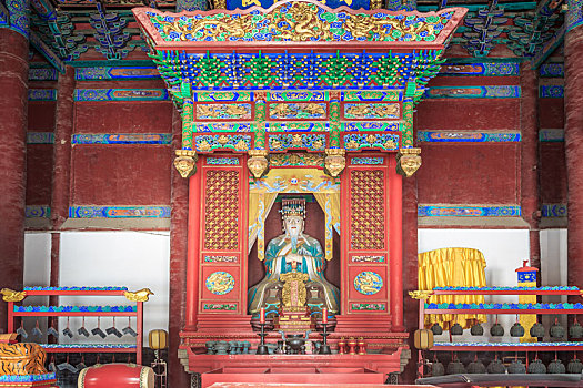 山东省邹城市孟庙亚圣殿里的孟子塑像