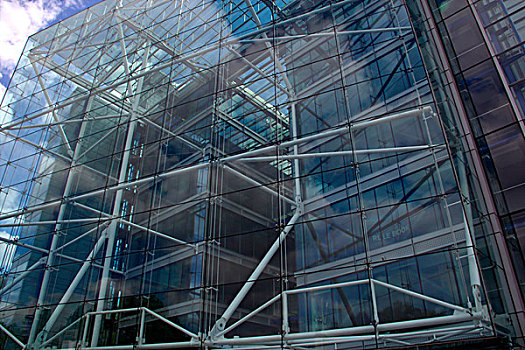 具有现代气息的英国伦敦钢架玻璃外墙建筑