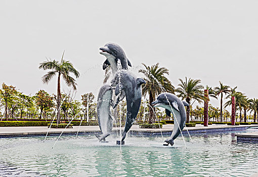 公园里的海豚喷泉雕塑