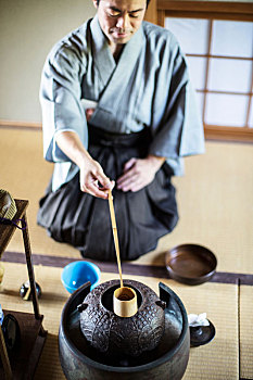传统,日本茶,典礼,男人,穿,和服,坐在地板上,竹子,长柄勺,倒出,热,水