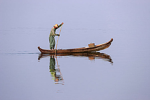 男人,木船,陶塔曼湖,阿马拉布拉,分开,曼德勒,缅甸,亚洲