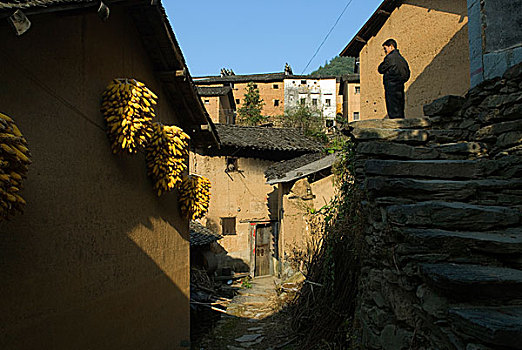 挂着玉米节的山村土屋,村落