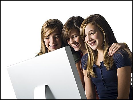 三个女孩,看电脑,显示器,微笑