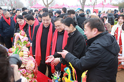 非遗产品走进大集,受到市民热烈追捧