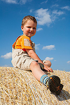 小男孩,坐,稻草包,多云,蓝天,德国,欧洲