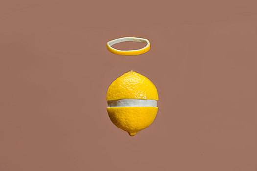 悬浮在空中的柠檬