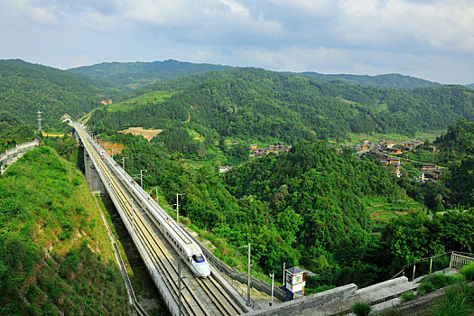 前进的高铁,侗乡,山村,大山