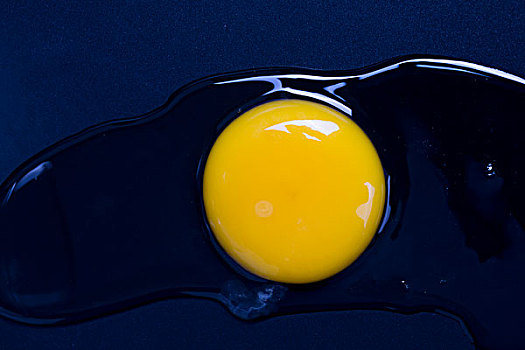 破裂的鸡蛋在黑色的背景上