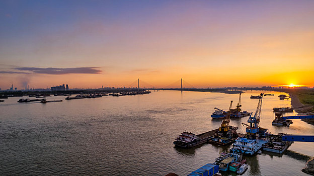 武汉阳逻港附近的长江卸货码头