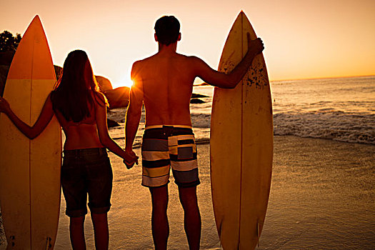 情侣,牵手,拿着,冲浪板,海滩