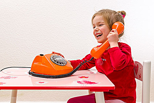 女孩,3岁,坐,桌子,橙色,电话