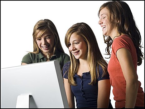 三个女孩,看电脑,显示器,微笑