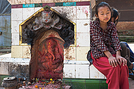 巴克塔普尔,加德满都,区域,尼泊尔,小女孩,坐,旁侧,雕塑,象神甘尼夏