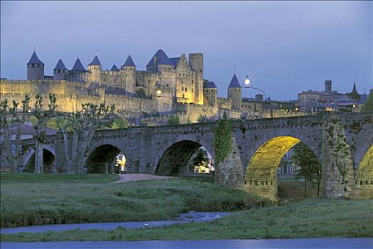 法国,朗格多克-鲁西永大区,卡尔卡松尼,全景,中世纪城市,黄昏,桥,河