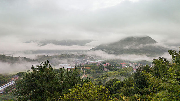 晨雾中的桐庐山村