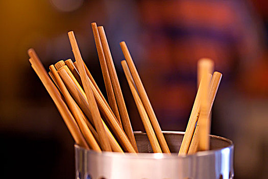 钢制圆形镂空的筷子桶中放着木制筷子