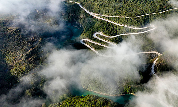 重庆酉阳,初冬盘山路连农家,雾中美如画