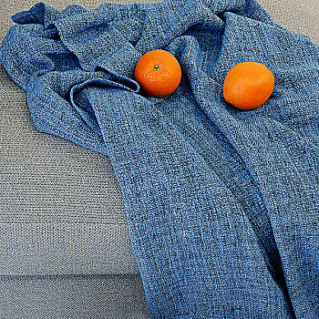 沙发围巾上的橙子