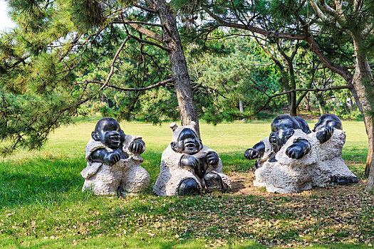 中国山东省青岛雕塑园内儿童雕塑
