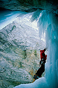 仰视,远足者,攀登,冰,遮盖,悬崖,深,峡谷,不列颠哥伦比亚省,加拿大