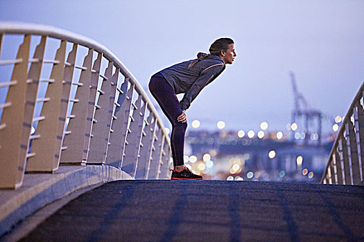 女性,跑步,休息,城市,步行桥,黎明