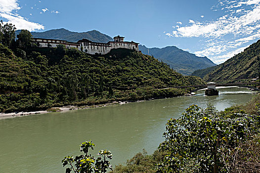 山间高原,河,流动,正面,宗派寺院,不丹