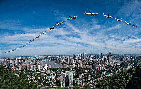 南方航空的飞机正飞越重庆市上空