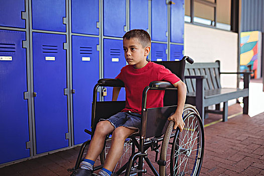 思想,男孩,坐,轮椅,走廊,学校