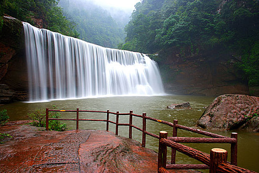 贵州赤水中洞瀑布-中国帘状瀑布的典型代表