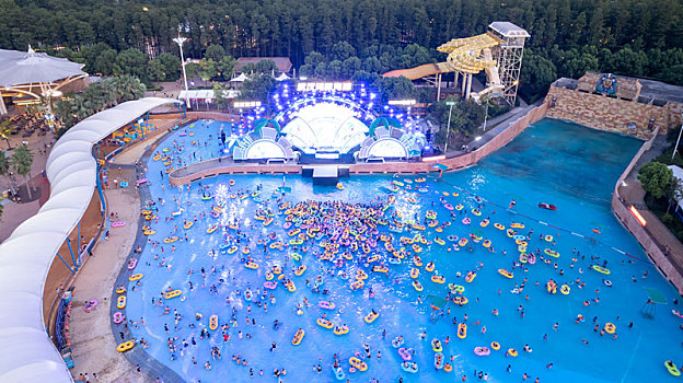 武汉欢乐谷夏日的玛雅海滩游玩设施