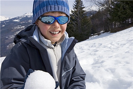 男孩,7-9岁,戴着,毛帽,墨镜,雪中,地点,拿着,雪球,微笑,头像