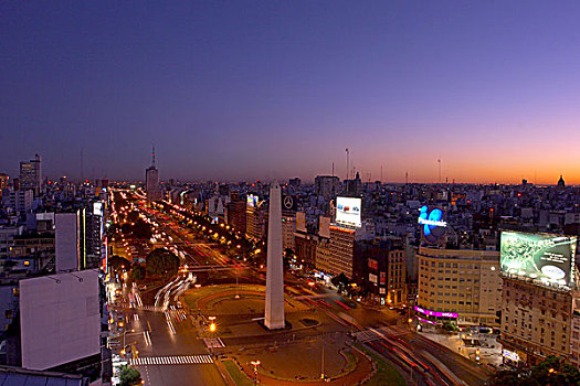 阿根廷,布宜诺斯艾利斯,广场,方尖塔,街景,傍晚,南美,风景,城市,街道,纪念建筑,建筑,地标建筑,景象,交通,城市交通