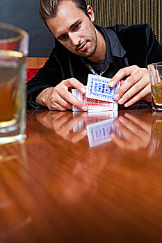 男人,洗牌,纸牌,酒吧