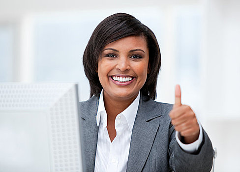 高兴,职业女性,竖大拇指,工作,电脑