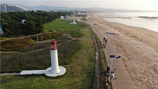 山东省日照市,雨后的海边环境宜人,游客赶海拾贝拍照打卡