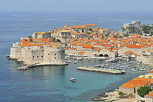 航拍,城墙,杜布罗夫尼克,围绕,平静,水,亚德里亚海,克罗地亚